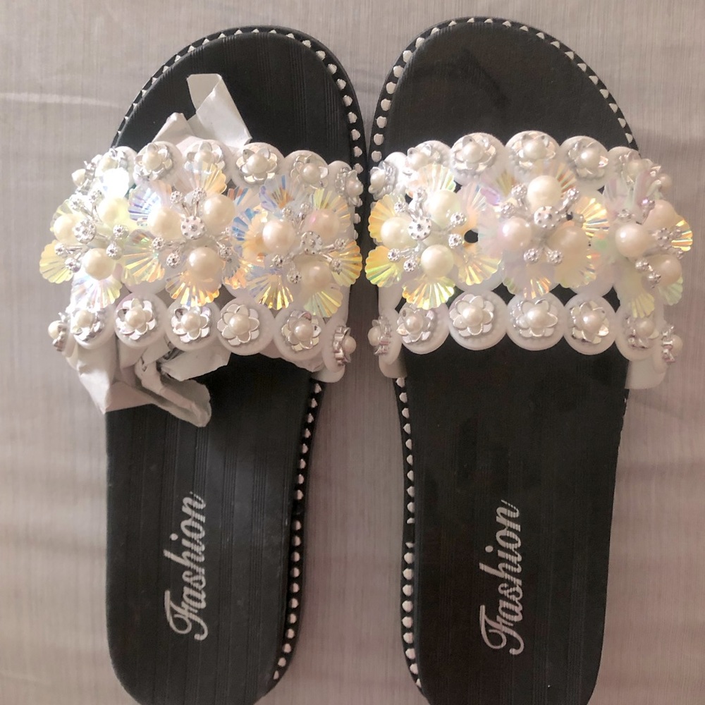 White floral slides size 5